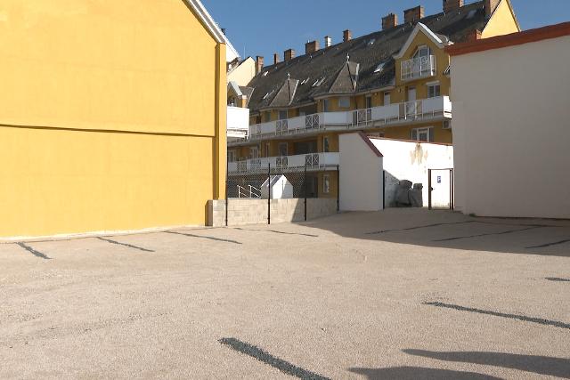 Új parkolókat alakított ki az önkormányzat a Jákum utcában