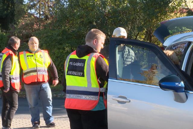 Egyenruhások segítenek a napokban