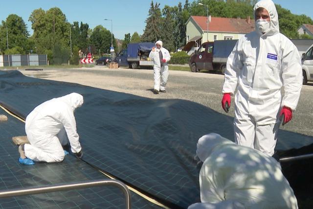 Leterítették a parkolót