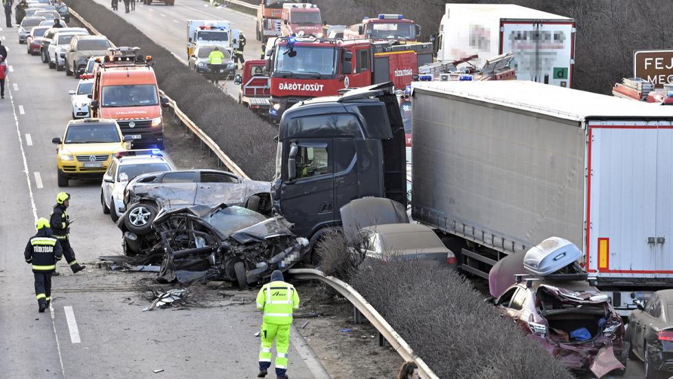 Kiderlt, hny aut lett totlkros az M1-es tmegbalesetben