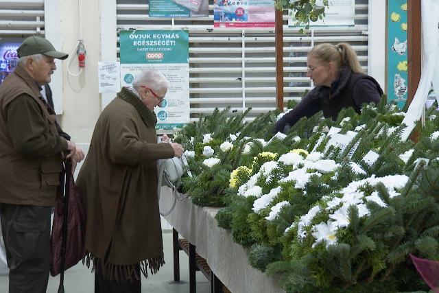 Virágok, koszorúk és rendhagyó nyitvatartás a vásárcsarnokban