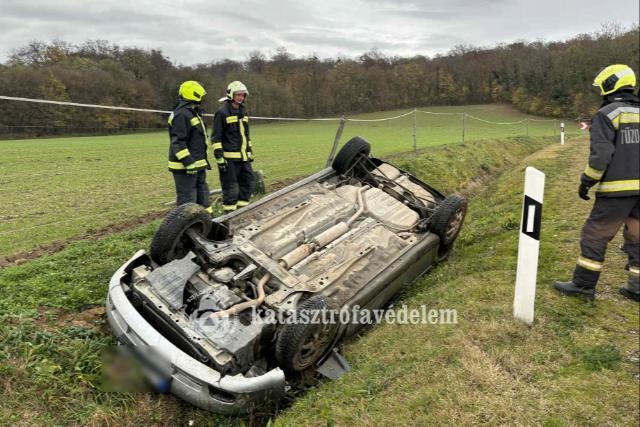 Árokba borult egy autó a 76-os főúton