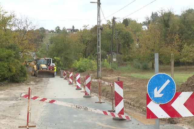 Szennyvíz-rekonstrukciós munkálatokat végeznek a Domb utcában, a csácsbozsoki városrészben