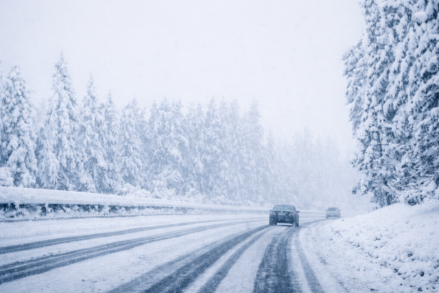 Nehogy ezt tegye, ha megcsúszik az autója a jeges úton