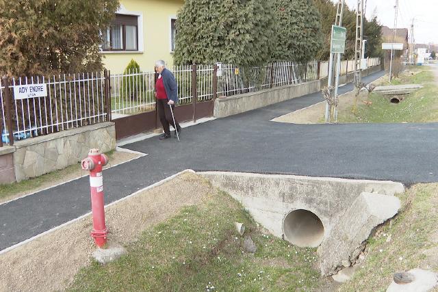 Felújították a járdát Bocföldén
