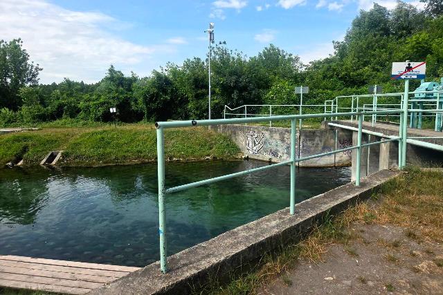 Tiltott helyre indult strandolni – elektromos kerekesszékével a Hévízi-kifolyóba borult
