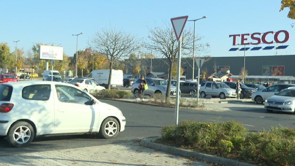 Forgalmirend-vltozs – j jelztblk a Tesco parkolban