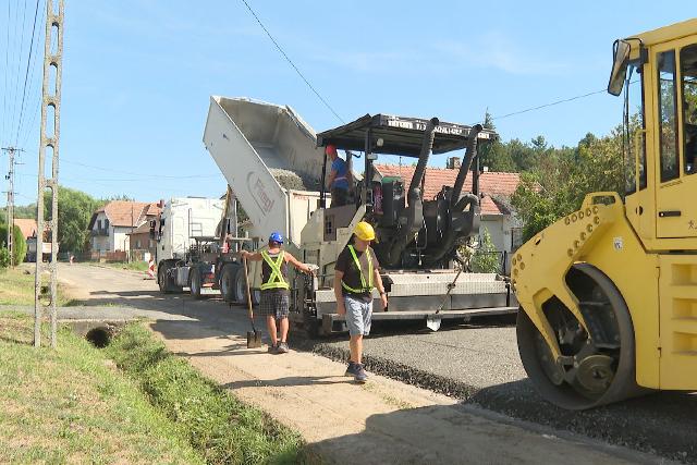 Felújítják a Rózsás utca burkolatát a botfai városrészben