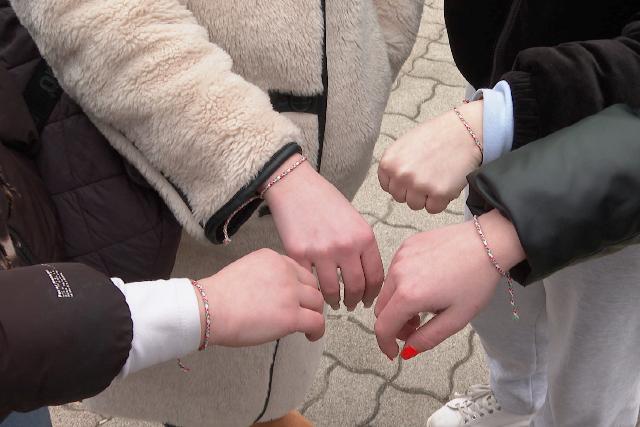 A kultúra összeköt – nemzeti színű szalagot osztottak az autóbusz-állomáson