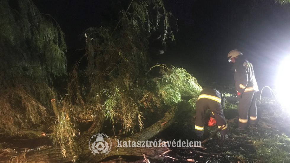 Sorra dltek a fk – Megdolgoztatta a zalai tzoltkat a kedd hajnali vihar