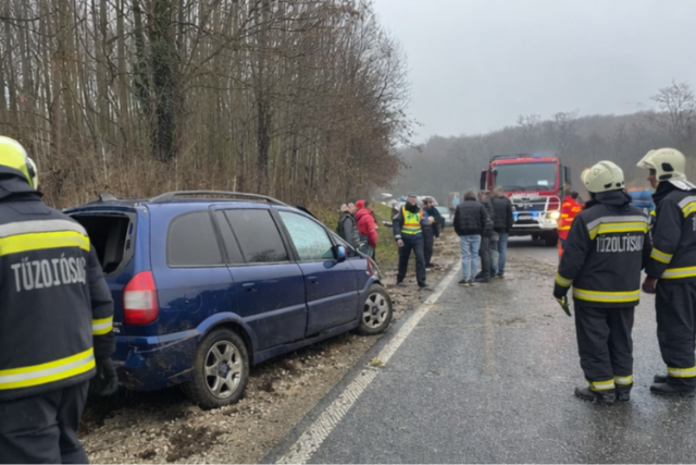 Megcsúszott, majd félig az árokba hajtott egy autó Zalaegerszeg térségében