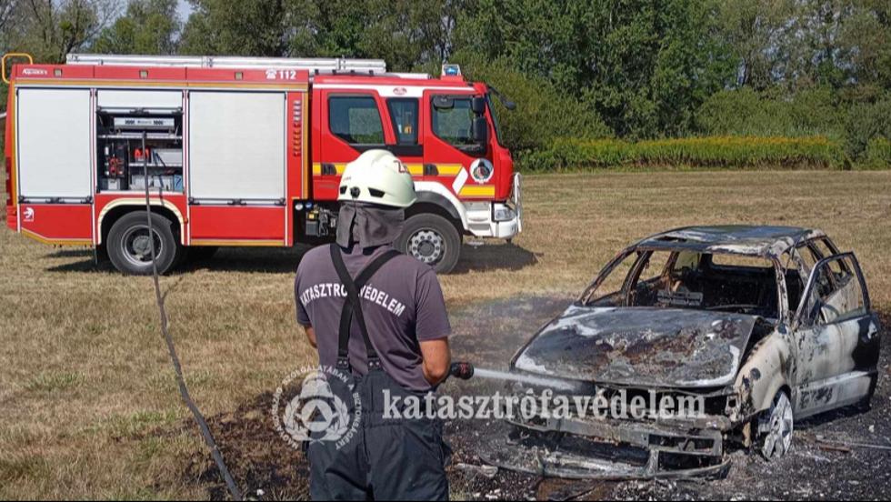 Teljesen kigett egy aut Zalaegerszegen