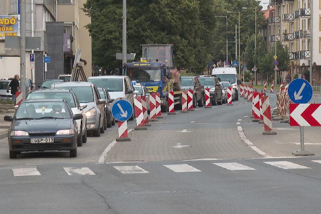 Folytatdik a gzvezetk feljtsa a Kazinczy tren