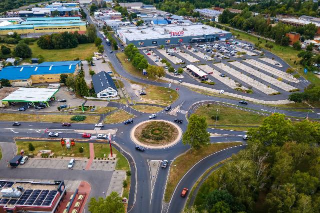 40 városfejlesztési cél – Kétsávossá bővül a Tesco melletti körforgalom