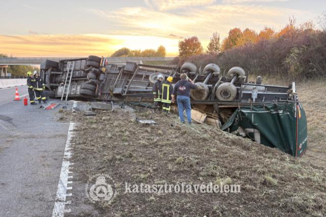 Felborult egy kamion az M7-es zalai szakaszán