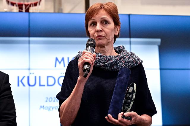 Emlékéremmel ismerték el Gulyás Ildikó munkáját az MKOSZ küldöttgyűlésén