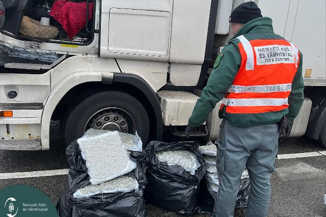 Feszült viselkedése árulta el a sofőrt: 44 kg-os drogfogás az M7-es zalai szakaszán