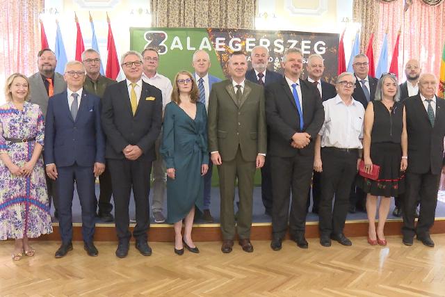 Vadpörkölt és Borfesztivál: a testvérvárosi küldötteket köszöntötték