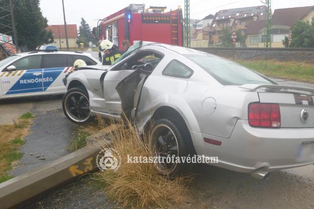 Villanyoszlopnak tkztt egy aut Zalaegerszegen