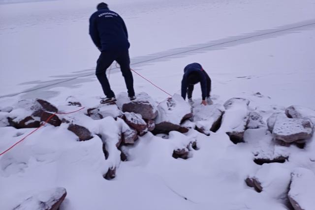 A Balaton jegére sétált valaki, rendőrök hívták vissza a partra, aztán megbírságolták