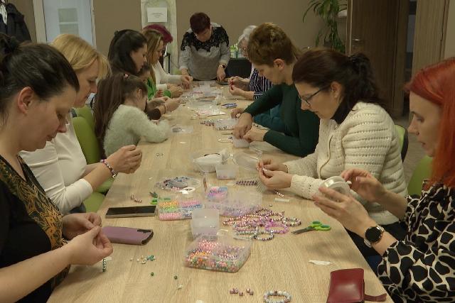Gyöngyfűzéssel hívták fel a figyelmet a méhnyakrákszűrés fontosságára