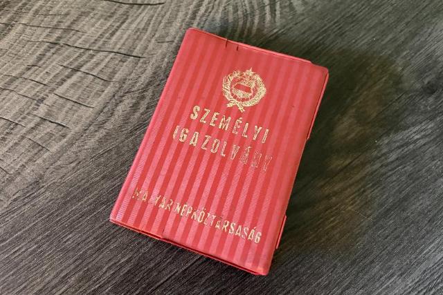 Régi, könyv formátumú személyi igazolványa van idős hozzátartozójának? Segítsen a cserében!