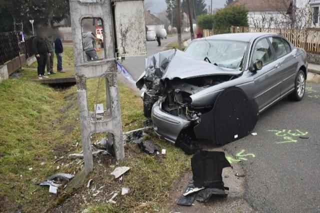 Ittasan, jogsi nélkül vezetett – betonoszlopnak hajtott Alsónemesapátiban