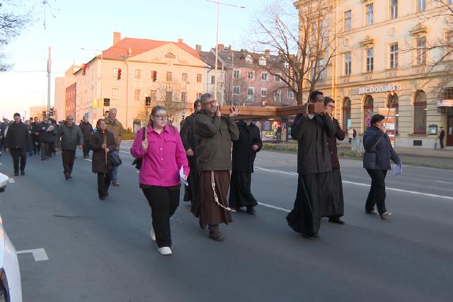 Keresztúton – Fáklyásmenet a Mindszenty tértől a Kálváriáig