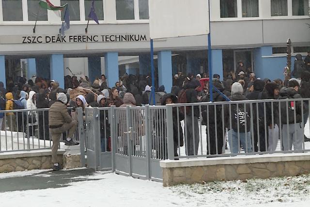 Befőttesüvegben elhelyezett anyag miatt többen is rosszul lettek a Deák Ferenc Technikumban, nyomozás indult – Frissítve