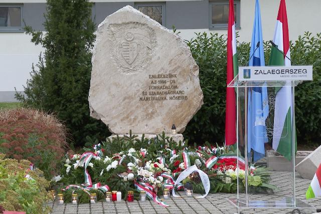 1956 – A hősökre emlékeztek