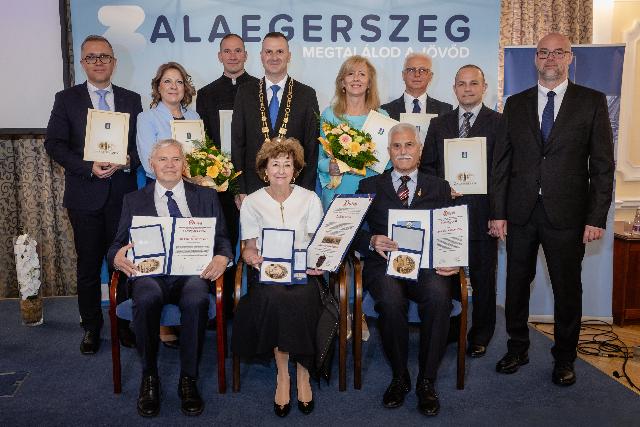Koszorúzással és díjátadókkal ünnepelték a Város Napját