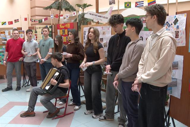 Kultúrák találkozása – Plakátkiállítás a Zrínyi-gimnáziumban