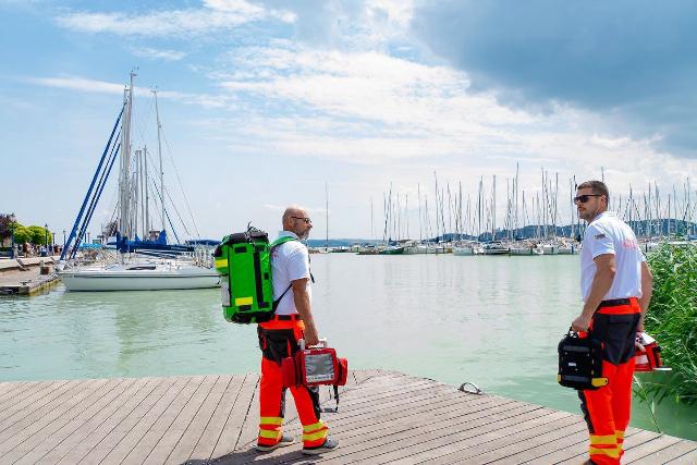 Fejest ugrott a sekély Balatonba, mentőhelikoptert hívtak a strandoló férfihez