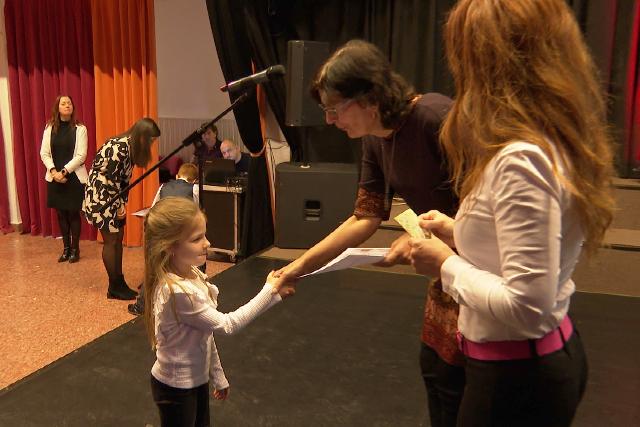 Vers- és mesemondó versenyt rendeztek az Apáczaiban