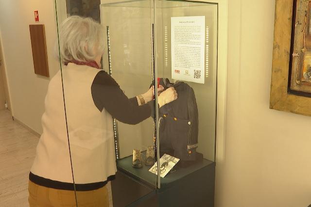 Vitrinkiállítás – Harmincas évekből származó matrózruha érkezett a városházára