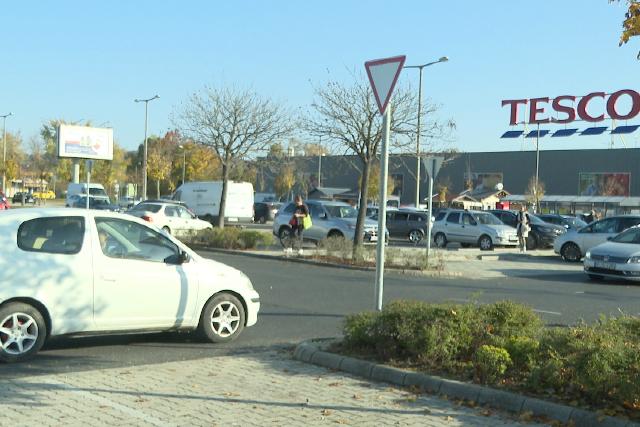 Forgalmirend-vltozs – j jelztblk a Tesco parkolban