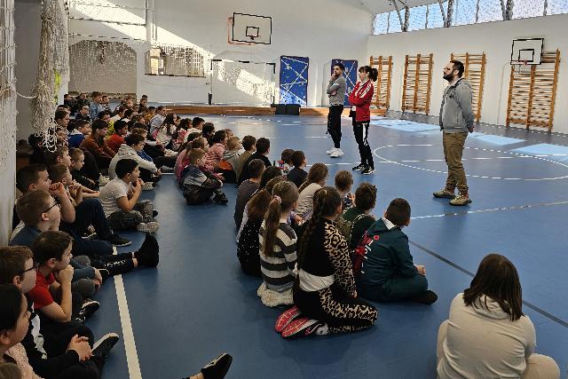 Több mint 250 diákkal ismertették meg a csörgőlabdát a Magyar Parasport Napjához kapcsolódva