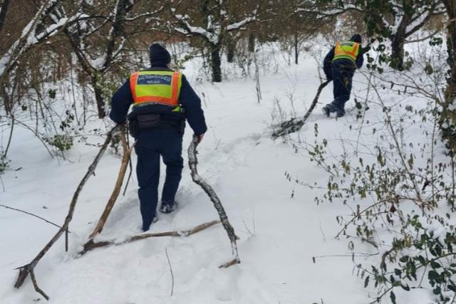 Fagy, hó, ónos eső: rendőrök segítették a rászorulókat Zala vármegyében