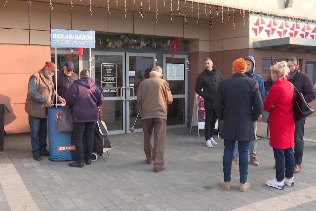 A piacon gyűjtötte a támogatói aláírásokat a Fidesz-KDNP