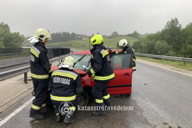 Szalagkorltnak hajtott egy aut a 76-os fton, Zalaegerszegnl 