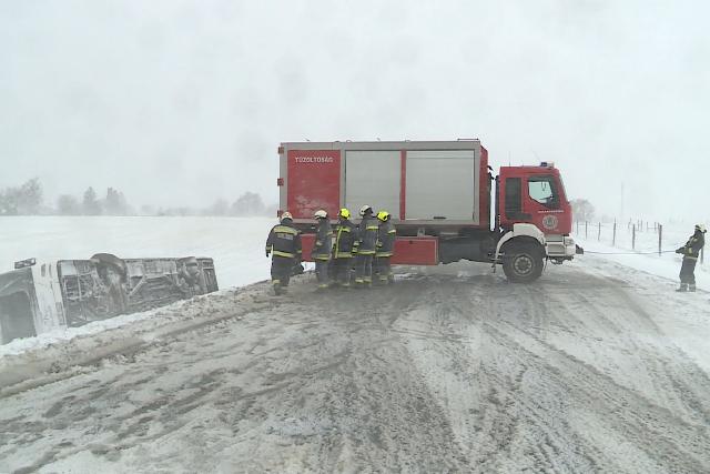 Árokba borult buszok, kamionok és autók – sok a baleset a hó miatt