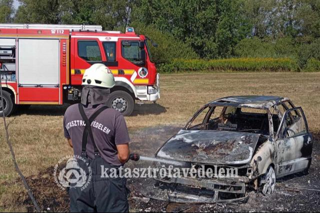 Teljesen kigett egy aut Zalaegerszegen