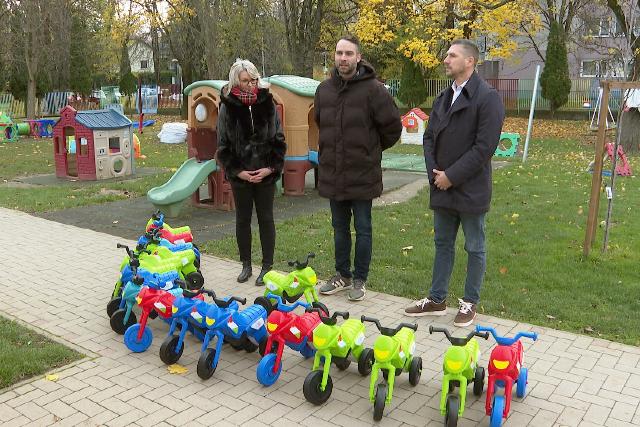 Új kismotorok érkeztek a bölcsődékbe