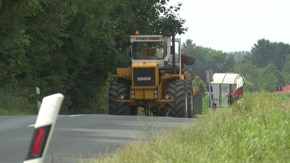 Mezgazdasgi munkagpek az utakon – vatossgra intenek