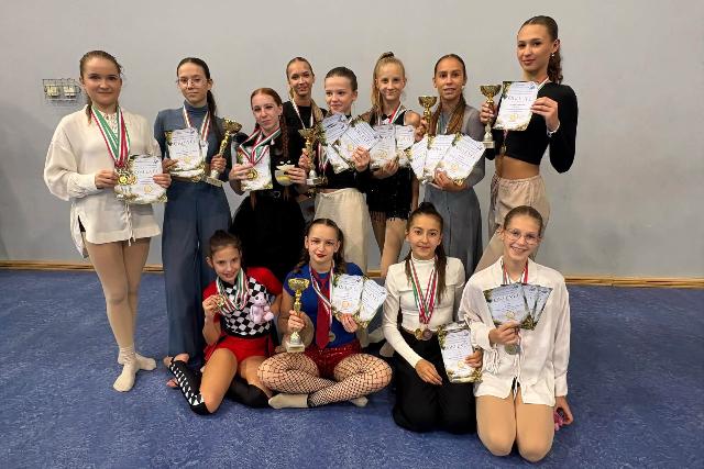 Tizenhárom éremmel kezdte az őszi versenyszezont a Press Dance
