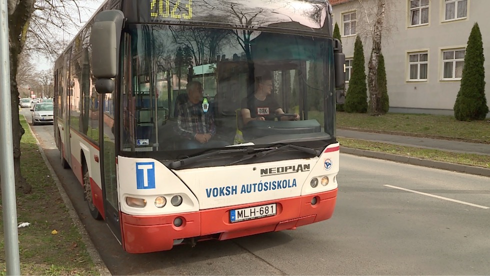 A kormny finanszrozza a busz- s teherautsofrk kpzst