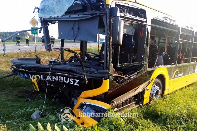 Busz s kamion tkztt a 86-os ft zalai szakaszn, a buszsofr slyosan megsrlt