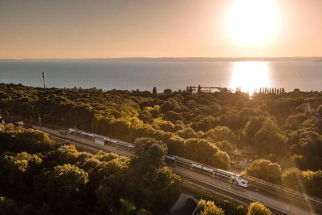 A május 1-jei hosszú hétvégétől sűríti járatait a MÁV-csoport a Balaton felé is