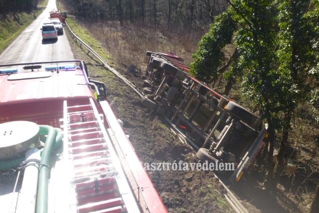 A szalagkorlátot átszakítva borult az árokba egy kamion Zalaegerszeg térségében