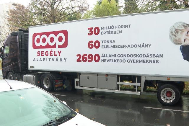 Megrkezett a Coop seglykamion 